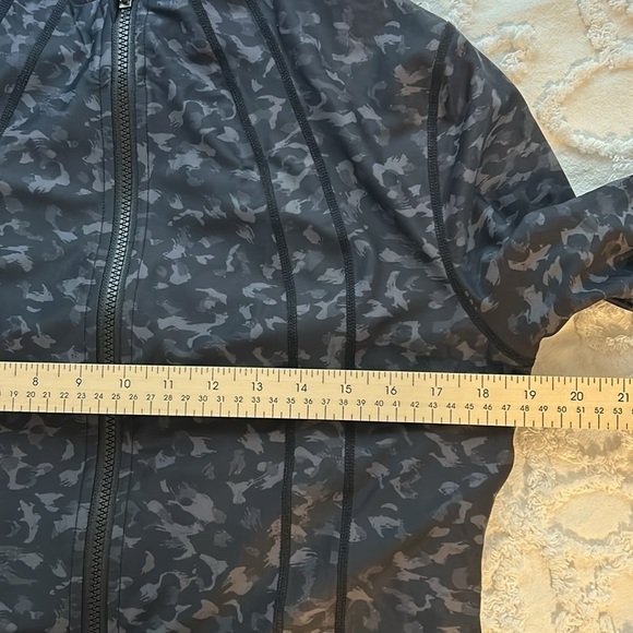 Climawear zip up athletic camo jacket in black and grays, women’s size large. - Picture 7 of 8